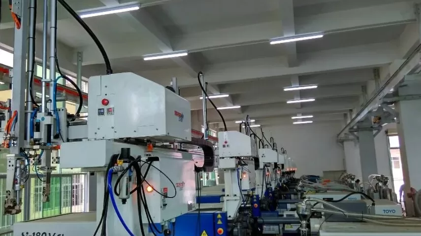 injection molding robot 112