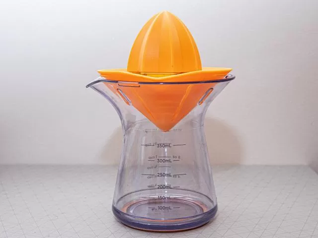 Plastic measuring cup for juicer(1)